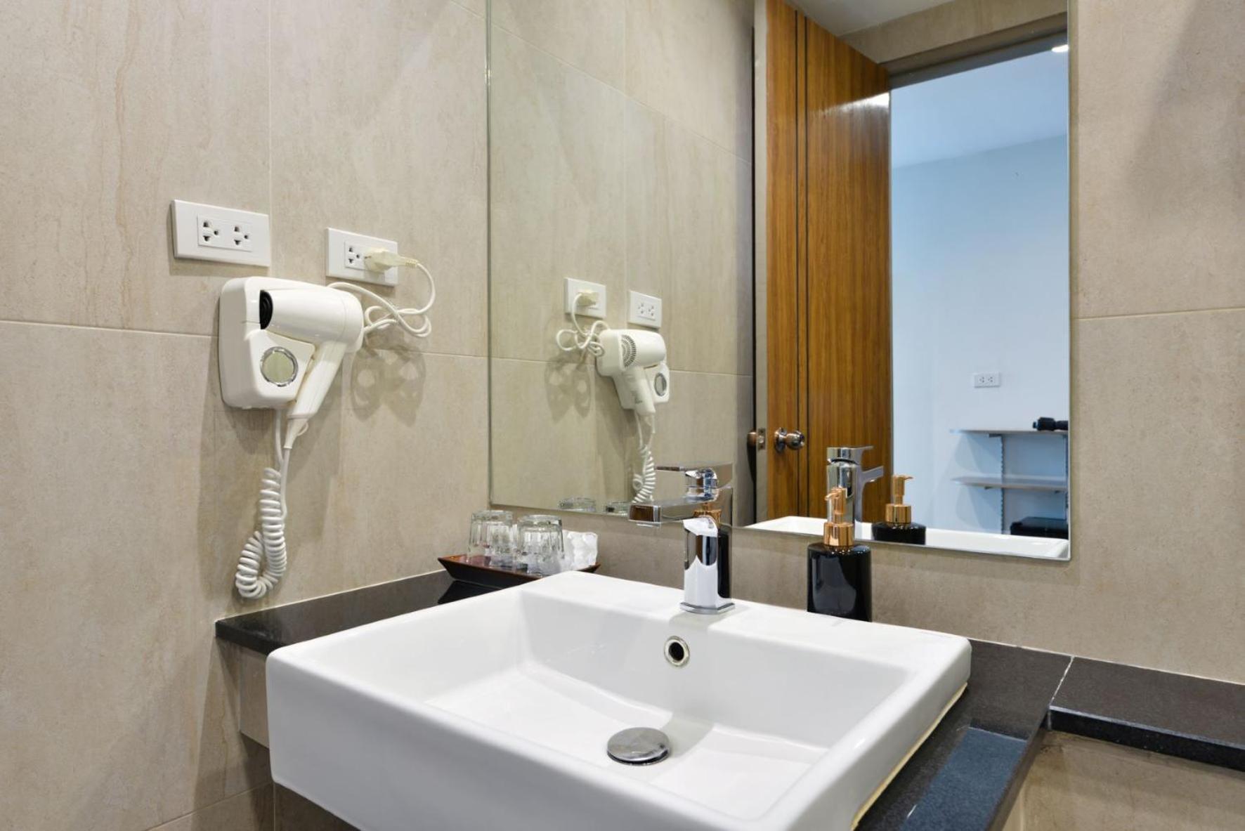 Bedever Boutique Bangkok Hotel - Bts Phra Khanong Экстерьер фото